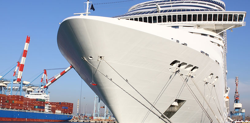 Large cruise ship docking